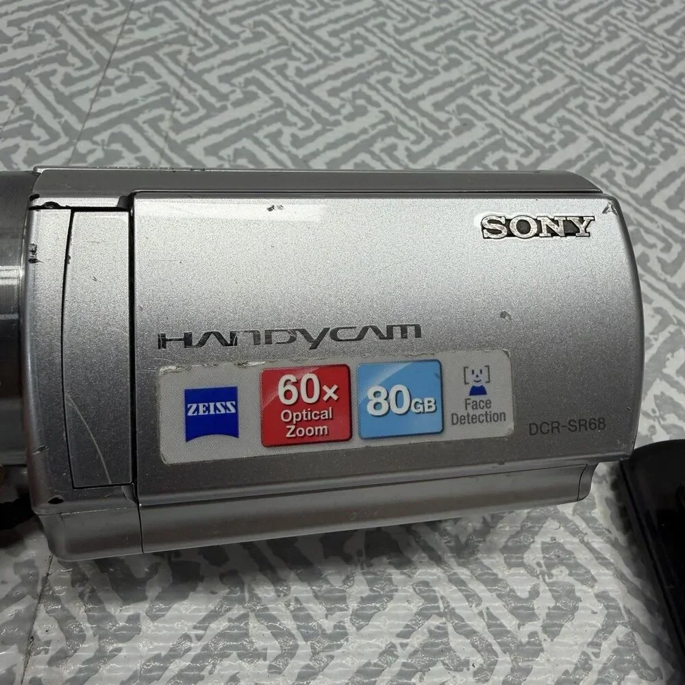 Sony Handycam DCR-SR68 80GB Camcorder Silver - For Parts/Repair - Blur On Zoom